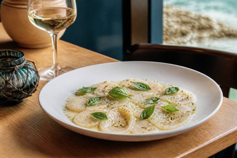 Délicatesse de Carpaccio de Saint-Jacques parfumé au citron vert et à l&rsquo;arôme frais du basilic