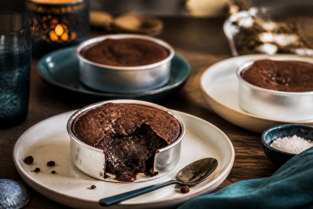 Fondants au chocolat individuels avec un cœur coulant sur une assiette