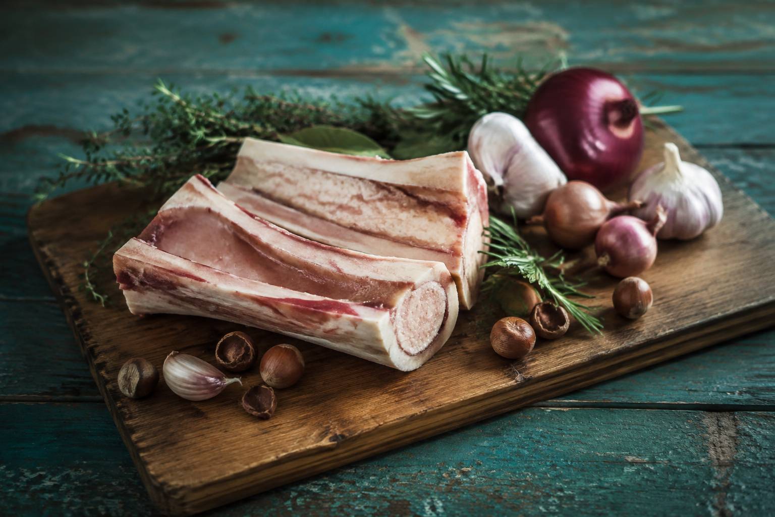 Os à moelle cru sur planche avec oignons, ail et noisettes, ingrédients de la recette
